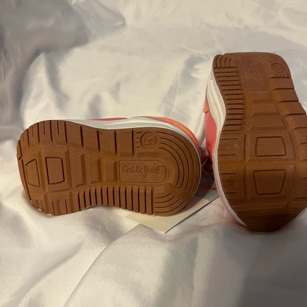 NWT Cat and Jack shoes. Size 5 toddlers. - Picture 3 of 7